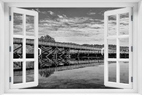 Fototapeta Naklejka Na Ścianę Okno 3D - Rail trail bridge reflection BW