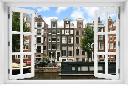 Fototapeta Naklejka Na Ścianę Okno 3D - façades de maisons flamandes typiques en briques le long d'un canal à Amsterdam aux Pays Bas