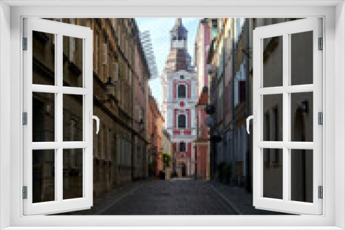 Fototapeta Naklejka Na Ścianę Okno 3D - Cobbled street and historic belfry of a baroque church in the city of Poznan