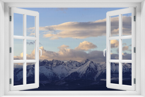 Fototapeta Naklejka Na Ścianę Okno 3D - Szczyty Tatr na tle kolorowego nieba.