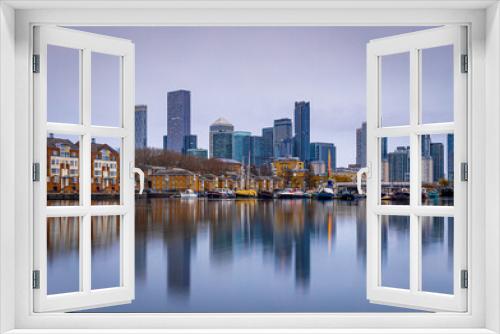 Fototapeta Naklejka Na Ścianę Okno 3D - View of skyscrapers in London city as seen from Surrey docks, England