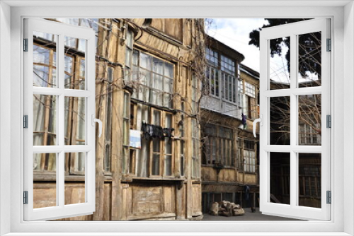 Fototapeta Naklejka Na Ścianę Okno 3D - Stare budynki, fasady, zniszczone drzwi, detale architektoniczne, zabytki historyczne, centrum miasta.