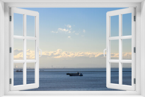 Fototapeta Naklejka Na Ścianę Okno 3D - 大阪湾に浮かぶ雲と船。兵庫県芦屋浜より撮影