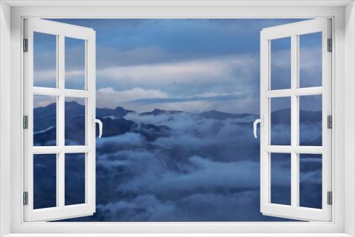 Fototapeta Naklejka Na Ścianę Okno 3D - Fog in the mountains