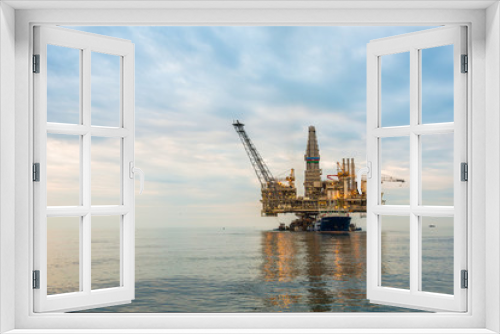 Fototapeta Naklejka Na Ścianę Okno 3D - Oil rig platform in the calm sea