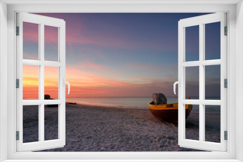 Fototapeta Naklejka Na Ścianę Okno 3D - Zachód słońca nad Bałtykiem, łodzie rybackie na plaży, Dębki, Polska