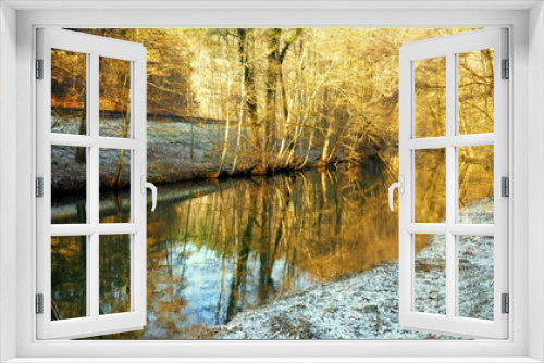 Fototapeta Naklejka Na Ścianę Okno 3D - Liebliches Nagoldtal an sonnigem Wintertag mit Fluss Nagold gesäumt von Bäumen und verschneiter Wiese