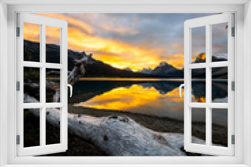 Fototapeta Naklejka Na Ścianę Okno 3D - A Punch of Sun in Banff