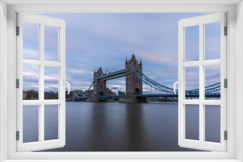 Fototapeta Naklejka Na Ścianę Okno 3D - View of Tower Bridge on river Thames in long exposure