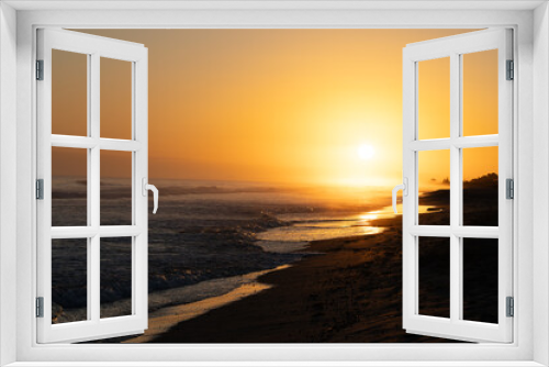 Fototapeta Naklejka Na Ścianę Okno 3D - Golden glow of beach sunrise