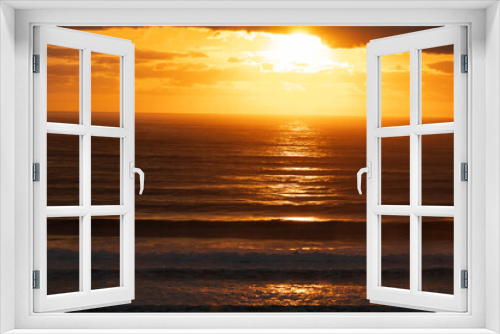 Fototapeta Naklejka Na Ścianę Okno 3D - Golden Sunrise Over Gold Coast Beach