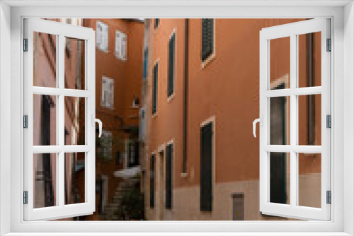 Fototapeta Naklejka Na Ścianę Okno 3D - Rue et façade orange de Rovinj