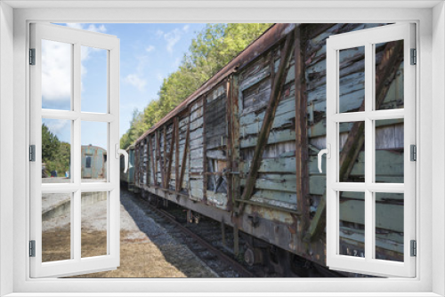 Fototapeta Naklejka Na Ścianę Okno 3D - old rusted train at trainstation hombourg