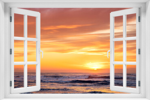 Fototapeta Naklejka Na Ścianę Okno 3D - 朝陽に染まる海と空