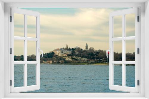 Fototapeta Naklejka Na Ścianę Okno 3D - Topkapi Palace view from Istanbul Bosphorus cruise
