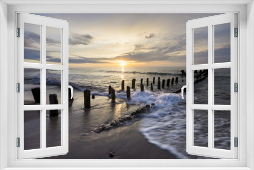 Fototapeta Naklejka Na Ścianę Okno 3D - zachód słońca nad morską plażą