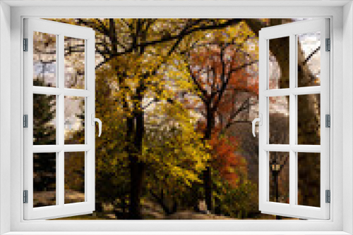 Fototapeta Naklejka Na Ścianę Okno 3D - New York City Central Park autumn colors and architecture during a cloudy day