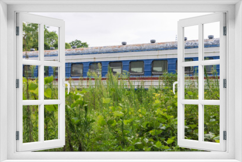 Fototapeta Naklejka Na Ścianę Okno 3D - Old train in the wild