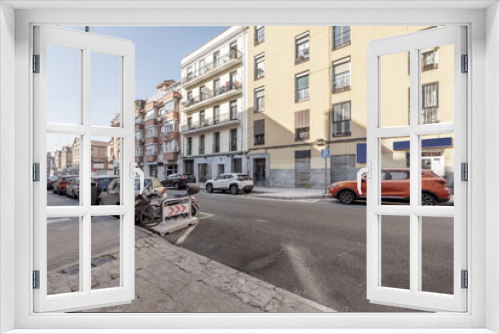 Fototapeta Naklejka Na Ścianę Okno 3D - A central street in the city of Madrid with a single walking destination