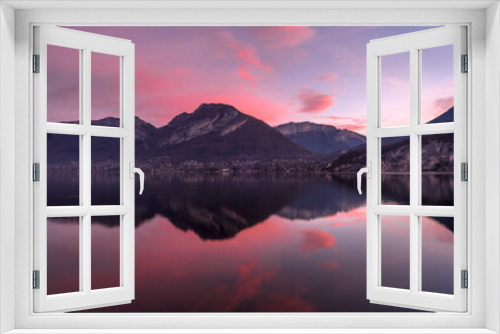 Fototapeta Naklejka Na Ścianę Okno 3D - Paysage du lac d'Annecy en Haute-Savoie au lever du soleil en hiver entouré de montagne dans les Alpes françaises
