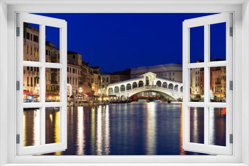 Fototapeta Naklejka Na Ścianę Okno 3D - Night view of Rialto bridge and Grand Canal in Venice. Italy
