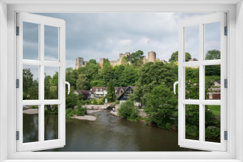 Fototapeta Naklejka Na Ścianę Okno 3D - Ludlow castle and riverside