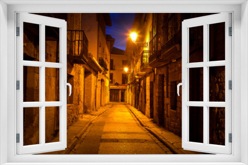 Fototapeta Naklejka Na Ścianę Okno 3D - lever du jour vu sur ruelle du centre ville d'Olite aux heures bleus dans le pays de Navarre en Espagne