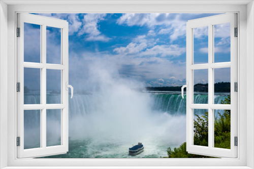 Fototapeta Naklejka Na Ścianę Okno 3D - Peasure boat with tourists near Niagara Falls