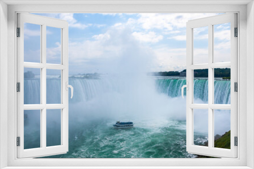 Fototapeta Naklejka Na Ścianę Okno 3D - Peasure boat with tourists near Niagara Falls