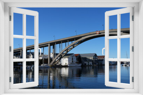 Fototapeta Naklejka Na Ścianę Okno 3D - Risøy-Brücke, Brücke in Haugesund über dem Smedasundet, Norwegen, blauer Himmel, wolkenlos