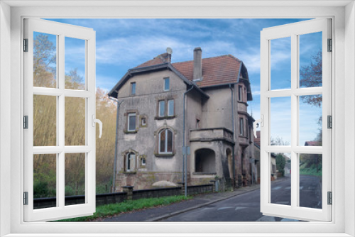 Fototapeta Naklejka Na Ścianę Okno 3D - Haus-Leerstand