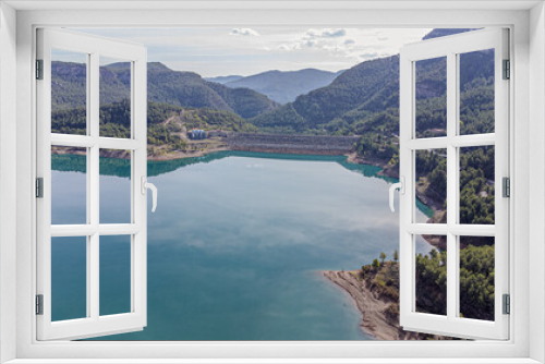 Fototapeta Naklejka Na Ścianę Okno 3D - Luftaufnahme von Berglandschaft mit See und Staudamm