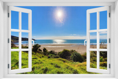 Fototapeta Naklejka Na Ścianę Okno 3D - Experience the laid-back charm of Raglan Beach, renowned for its surfing, scenic beauty, and relaxed coastal atmosphere in New Zealand.