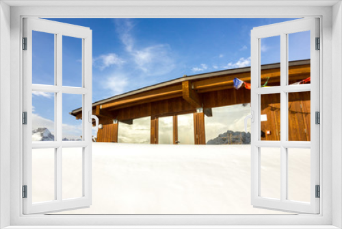 Fototapeta Naklejka Na Ścianę Okno 3D - Edificio in legno in montagna con neve