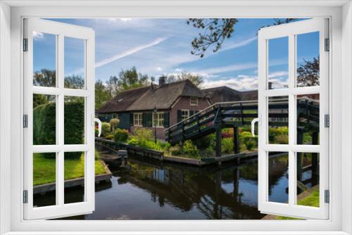 Fototapeta Naklejka Na Ścianę Okno 3D - Giethoorn Netherlands, city skyline at canal and traditional house in Giethoorn village