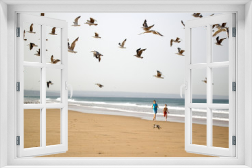 Fototapeta Naklejka Na Ścianę Okno 3D - boys chasing birds