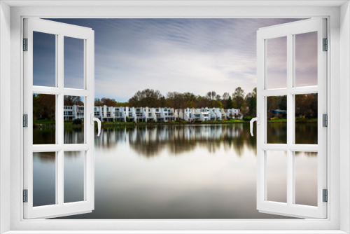 Fototapeta Naklejka Na Ścianę Okno 3D - Long exposure of waterfront homes at Wilde Lake, in Columbia, Ma