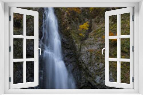 Fototapeta Naklejka Na Ścianę Okno 3D - 日本　青森県中津軽郡にある世界遺産、白神山地の暗門滝の第2の滝と紅葉