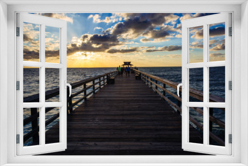 Fototapeta Naklejka Na Ścianę Okno 3D - Sunset over the fishing pier in Naples, Florida.