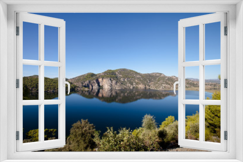 Fototapeta Naklejka Na Ścianę Okno 3D - beautiful lake surrounded by mountains