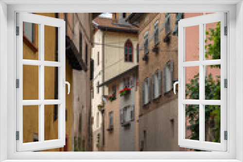 Fototapeta Naklejka Na Ścianę Okno 3D - Street of italian city Tramin