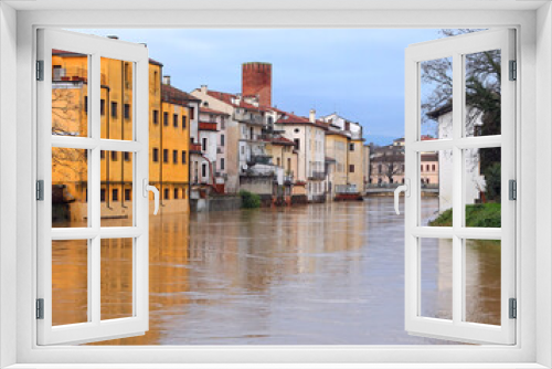 Fototapeta Naklejka Na Ścianę Okno 3D - Houses on the banks of the Bacchiglione River at risk of flooding in the city of VICENZA in Italy after torrential rains