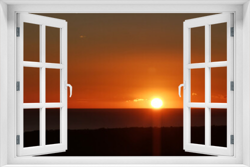 Fototapeta Naklejka Na Ścianę Okno 3D - Il Sole accecante che all’alba sorge dal mare visto da sopra le colline 