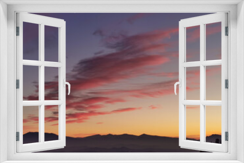Fototapeta Naklejka Na Ścianę Okno 3D - Nuvole rosse nel cielo sopra le montagne nel tramonto dorato
