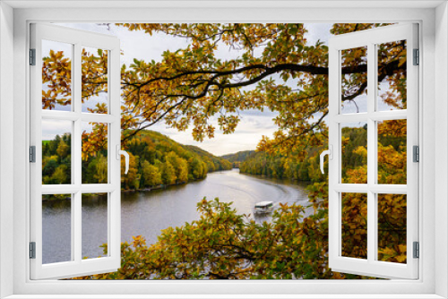 Fototapeta Naklejka Na Ścianę Okno 3D - Herbstzauber an der Talsperre Kriebstein (Sachsen, Deutschland) Blick vom Aussichtspunkt am Rundwanderweg auf die Zschopau und die farbenfroh gefärbten Wälder.