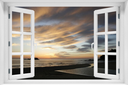 Fototapeta Naklejka Na Ścianę Okno 3D - sunset on the beach, Golden Sunrise