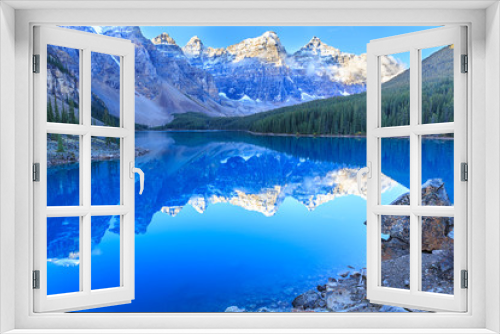 Fototapeta Naklejka Na Ścianę Okno 3D - Moraine Lake in Banff National Park