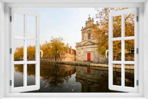 Fototapeta Naklejka Na Ścianę Okno 3D - Autumn atmosphere in the centre of romantic city of Bruges in Belgium