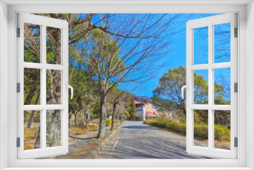 Fototapeta Naklejka Na Ścianę Okno 3D - 日本の地方の山間部の田舎にある公園の通路の風景