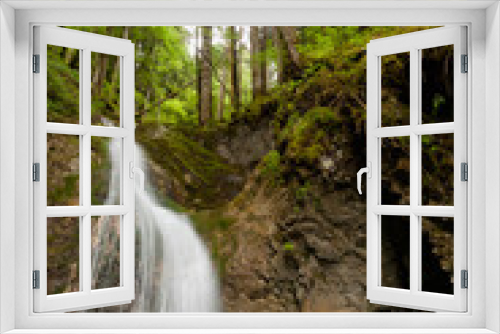 Fototapeta Naklejka Na Ścianę Okno 3D - Cascade dans la forêt